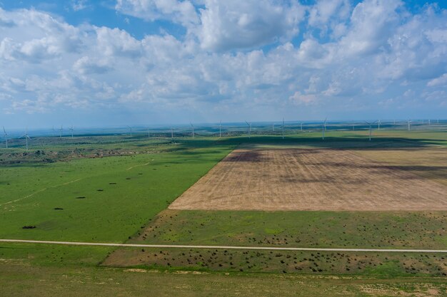 Geradores de pás eólicas com vista panorâmica em um campo do oeste do Texas em um grande parque eólico