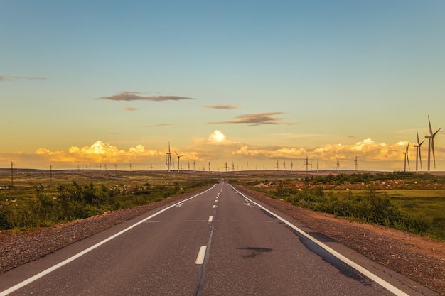 Geradores eólicos na Tundra norte no verão