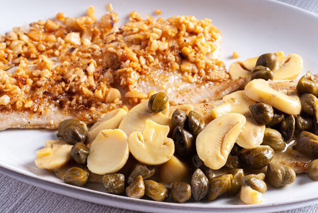 Geräucherte Forelle mit Kapern und Champignons und geräucherte Forelle mit Mandeln und Salat und gebratener Polenta