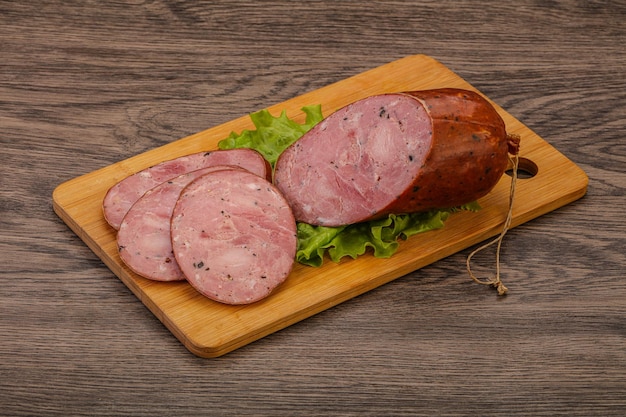 Geräucherte Schinkenwurst mit Gewürzen