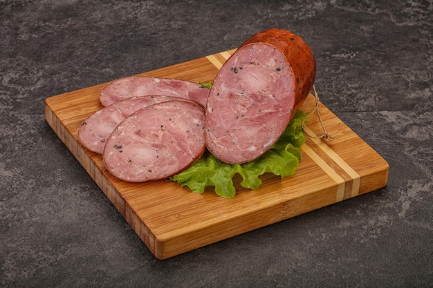 Geräucherte Schinkenwurst mit Gewürzen