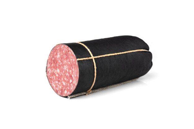 Geräucherte schwarz beschichtete Wurstsalami lokalisiert auf weißem Hintergrund.