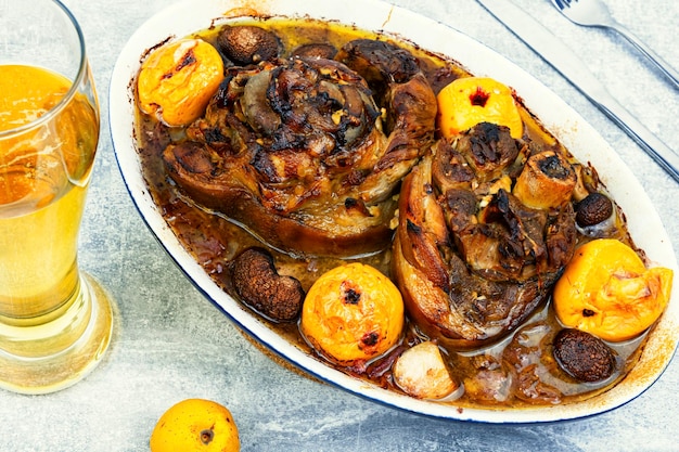 Geräucherte Schweineschinkenhaxe oder -haxe in Sauerkraut