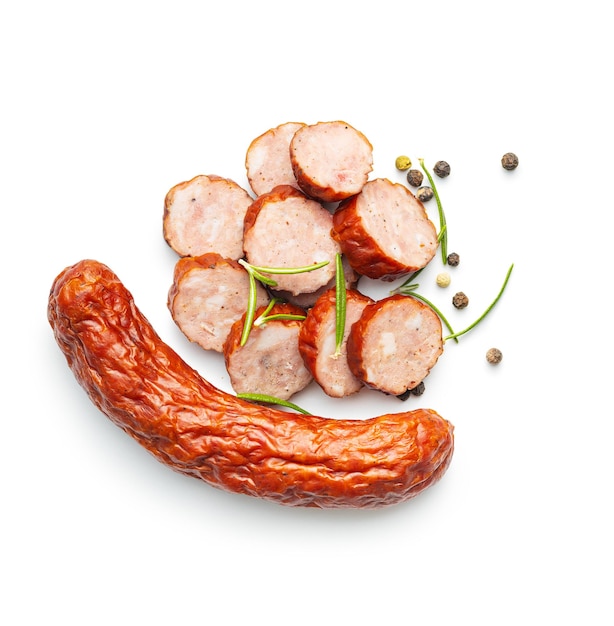 Geräucherte Schweinswürste, geschnittene Salami isoliert auf weißem Hintergrund