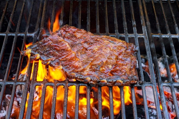 Geräucherte Spareribs auf dem brennenden Holzkohlegrill