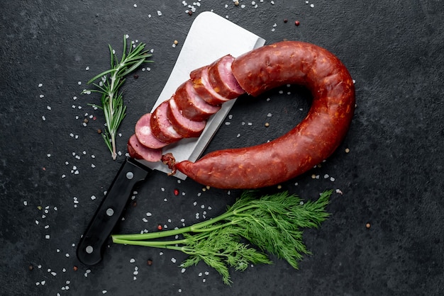 geräucherte Wurst auf einem Steinhintergrund