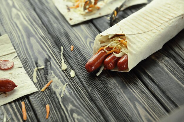 Geräucherte Wurst in Fladenbrot auf Holzuntergrund