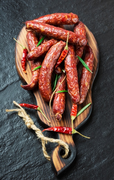 Geräucherte Wurst mit Rosmarin, Pfeffer und Tomaten