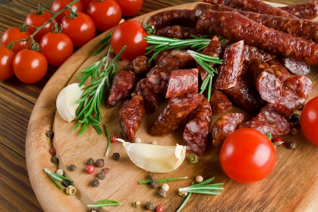 Geräucherte Wurst mit Rosmarin und Tomate