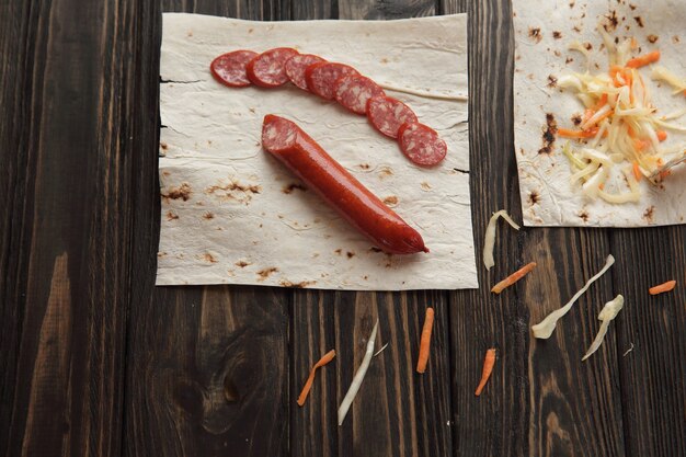 Geräucherte Wurst und eingelegter Kohl auf einem Pita.photo mit Kopienraum.