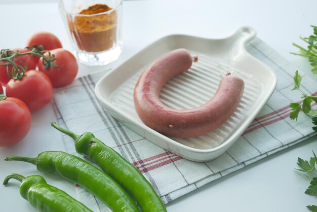 Geräucherte Wurstsalami und frisches Gemüse