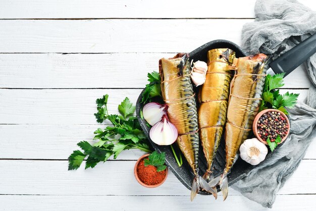 Geräucherter Fisch Makrele auf einem weißen hölzernen Hintergrund Ansicht von oben