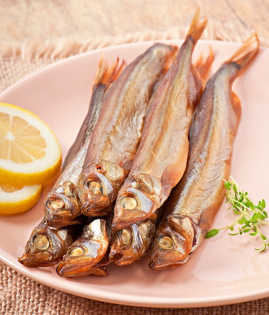 Geräucherter Fisch mit Zitronenscheiben