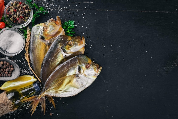 Geräucherter Fisch Vomer Meeresfrüchte Auf einem hölzernen Hintergrund Ansicht von oben Freier Platz für Ihren Text