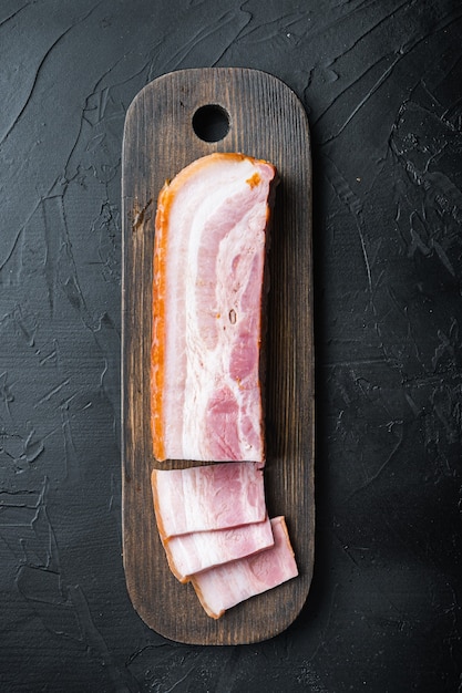 Geräucherter köstlicher Speck auf einem Holzbrett