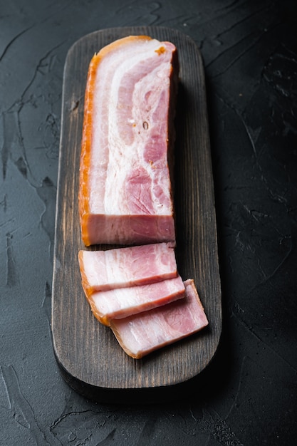 Geräucherter köstlicher Speck auf einem Holzbrett