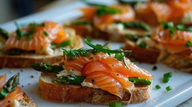 Geräucherter Lachs auf Toast mit Creme-Käse und Spargel