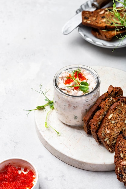 Geräucherter Lachs, Frischkäsepastete auf Roggenbrotscheiben