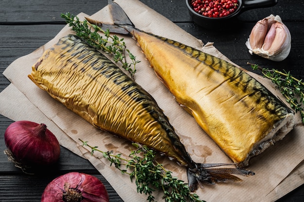 Geräucherter Makrelenfisch auf schwarzem Holztisch