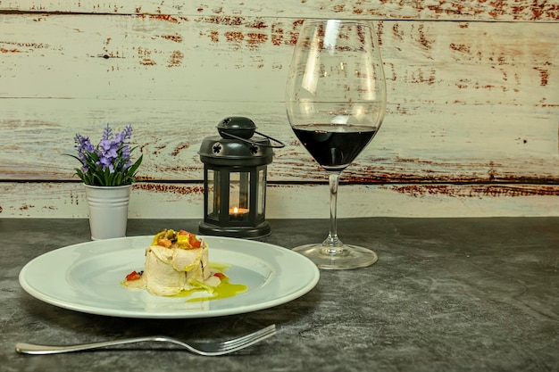 Geräucherter Salat mit Vinaigrette serviert auf einem weißen Teller