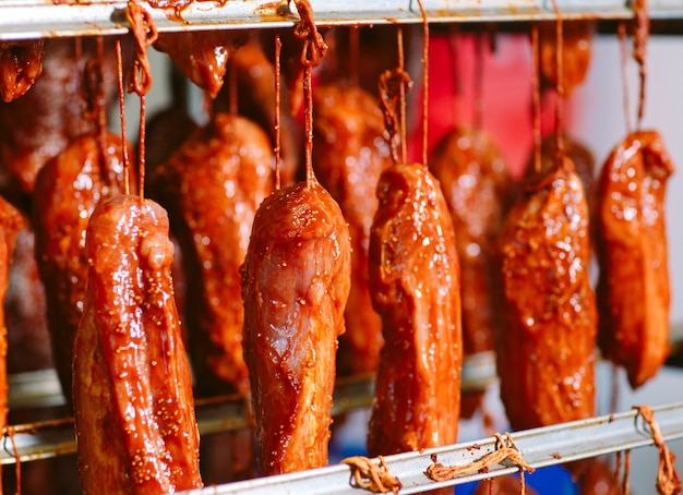 Geräucherter Schinken im Ofen, Wurstproduktion in der Fabrik.