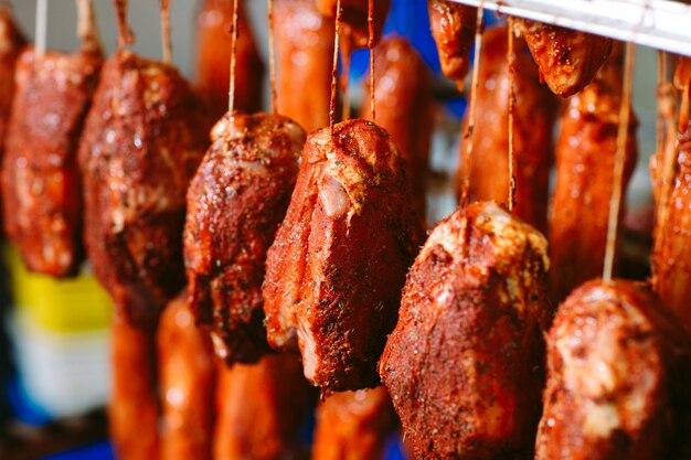 Geräucherter Schinken im Ofen. Wurstproduktion in der Fabrik.