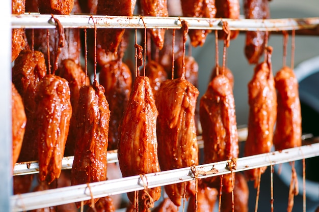 Geräucherter Schinken im Ofen. Wurstproduktion in der Fabrik.