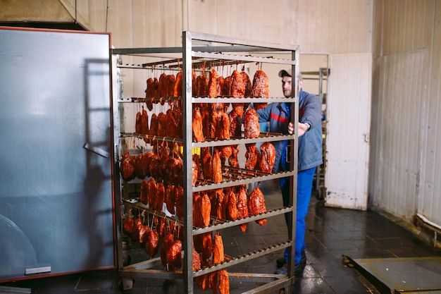 Geräucherter Schinken im Ofen, Wurstproduktion in der Fabrik.