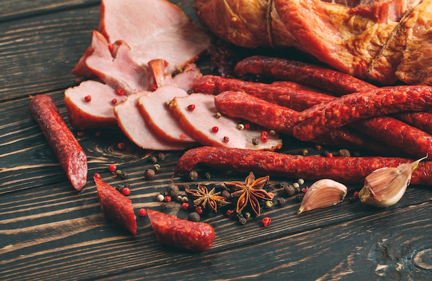 Geräuchertes Fleisch auf Holz.