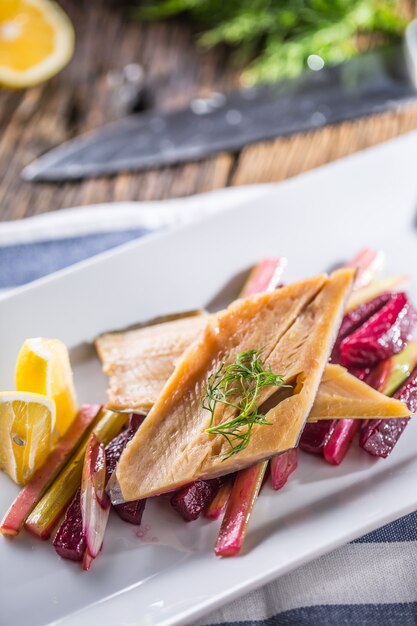 Foto geräuchertes forellenfilet mit gemüsedill und zitrone fisch mit gemüsesalat auf teller im restaurant