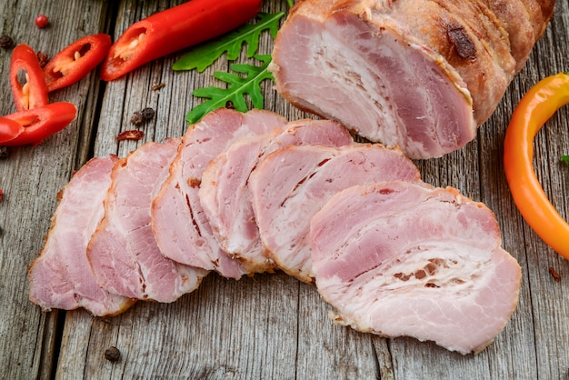 Geräuchertes Schweinefleisch auf Holz