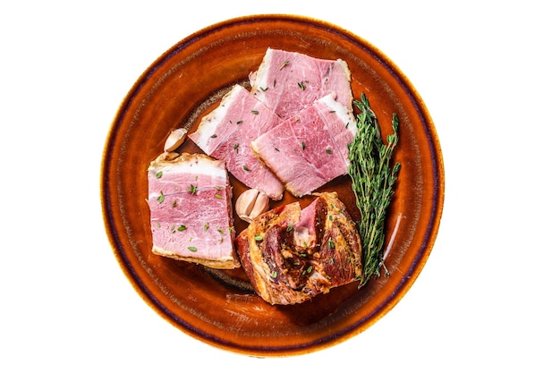 Geräuchertes Schweinefleisch Slab Bacon Fleischscheiben auf einem rustikalen Teller isoliert auf weißem Hintergrund