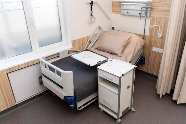Geräumige Krankenstation mit heb- und senkbarem Bett am Fenster Ein bequemes Bett für komfortable Genesung und Rehabilitation