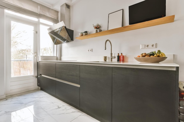 Geräumige Küche in Schwarz auf Marmorboden in einer modernen Wohnung