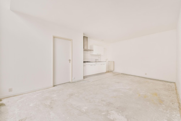 Geräumige leere Wohnung in offener Bauweise mit Eckküche im minimalistischen Stil in einem modernen Haus