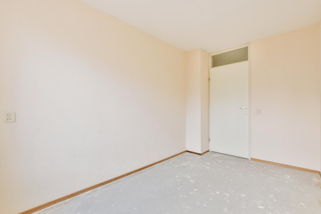 Geräumiger, leerer Raum mit heller Tapete an den Wänden in einem gemütlichen Haus