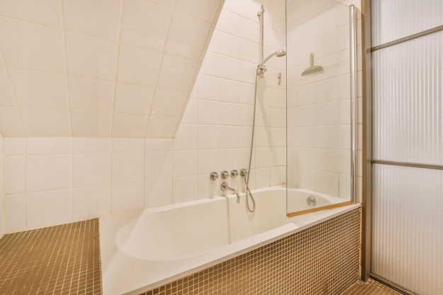 Geräumiges beigefarbenes Badezimmer mit Duschkabine in der Badewanne
