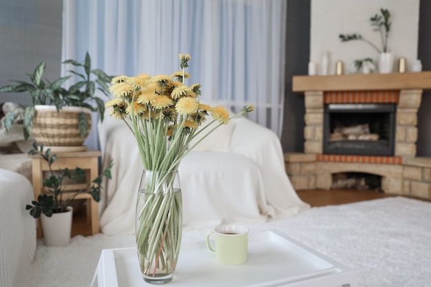 Geräumiges helles Wohnzimmer mit Kamin im Luxushaus. Innenarchitektur.