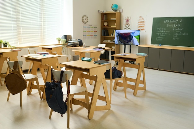 Geräumiges Klassenzimmer für Biologie oder Anatomie mit mehreren Holztischen mit Stühlen