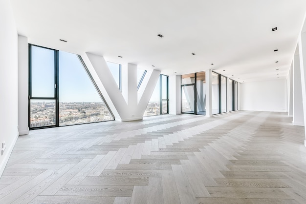 Geräumiges Studio-Apartment mit Parkettboden und Panoramafenstern mit Blick auf die Stadt im Penthouse-Apartment