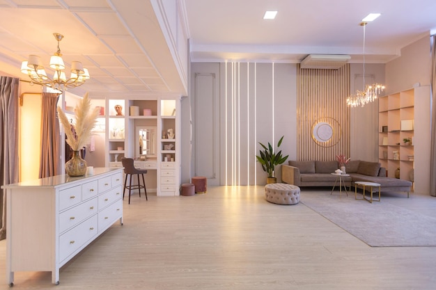 Geräumiges, teures, luxuriöses, helles Interieur einer offenen Wohnung in rosa Farben mit Ankleideraum, Schlafzimmerbereich und gemütlichem Bereich für Gäste mit weichen Möbeln. modische LED-Beleuchtung und riesige Fenster