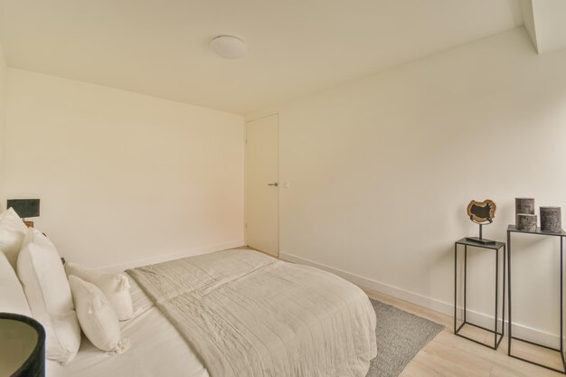 Foto geräumiges weißes schlafzimmer im minimalistischen stil mit großem bett in einem modernen haus