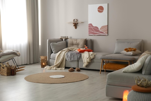 Geräumiges Wohnzimmer mit bequemem Sofa