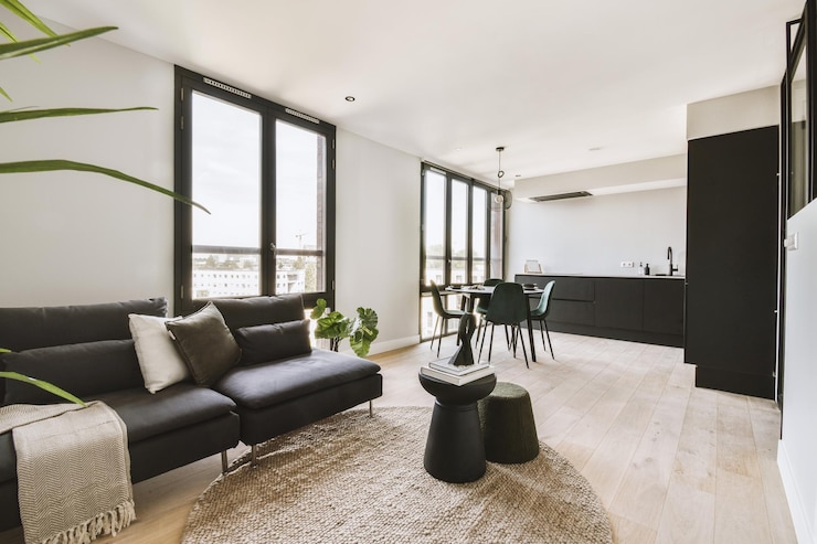 Foto geräumiges wohnzimmer mit offener küche