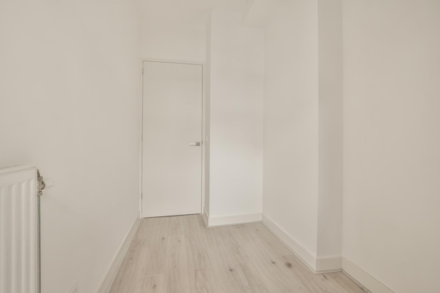 Geräumiges Zimmer im minimalistischen Stil und weißem Design in einem modernen Haus