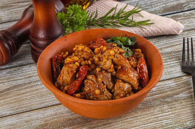 Gerastetes Hühnerfleisch mit Ptitim