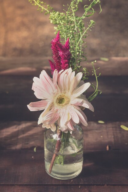 Gerbera blüht in der Vase, die in den schönen Farbenweinlese geschmückt wird