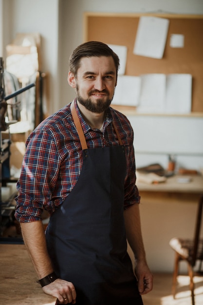 Gerbermeister in Schürze in Werkstatt