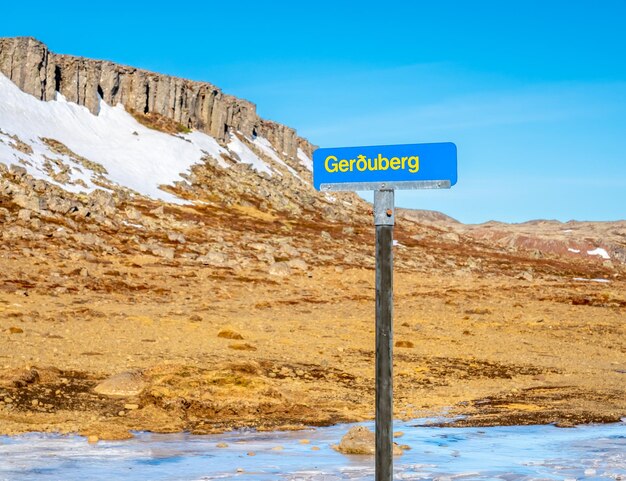 Foto gerduberg-säulenwand natur des phänomens struktur des basaltsteins in island