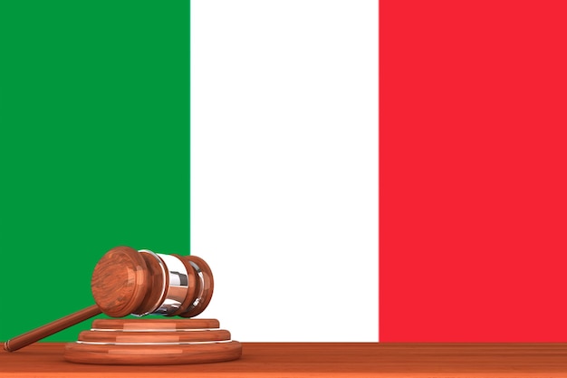 Gerechtigkeitshammer aus Holz mit Flagge von Italien